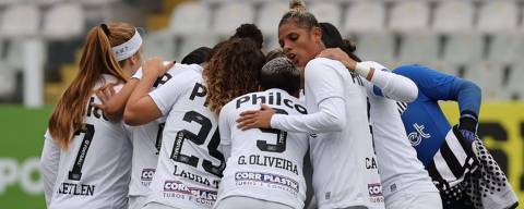 Jogadoras do Santos na partida contra o Red Bull Bragantino, pelo Brasileiro feminino, em 19 de junho de 2022