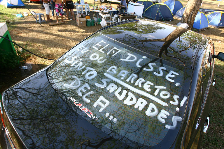 Mensagem em carro de turista hospedado no antigo camping de solteiros do Parque do Peão de Barretos