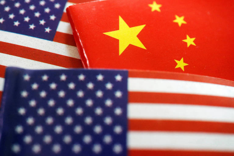 Imagem mostra bandeiras da China e dos Estados Unidos