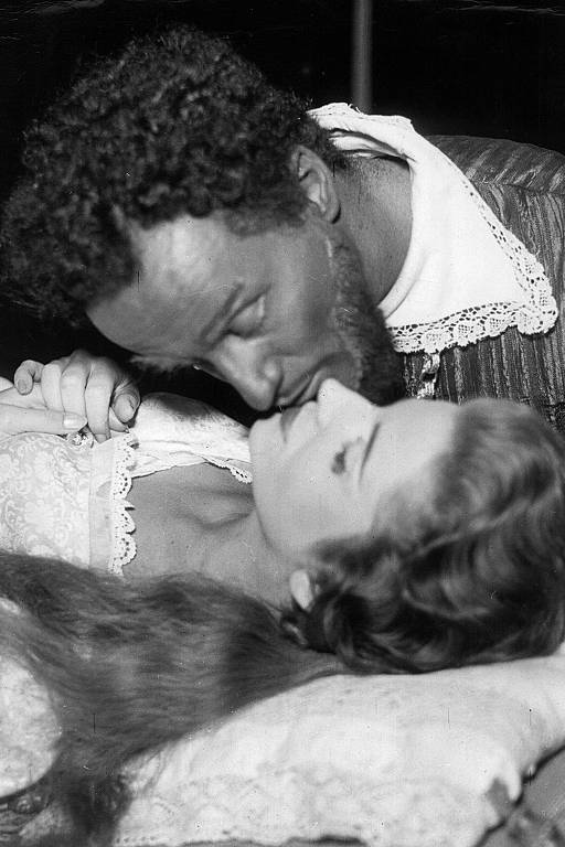 Paulo Autran e Tônia Carrero em cena da peça "Otelo", de 1956