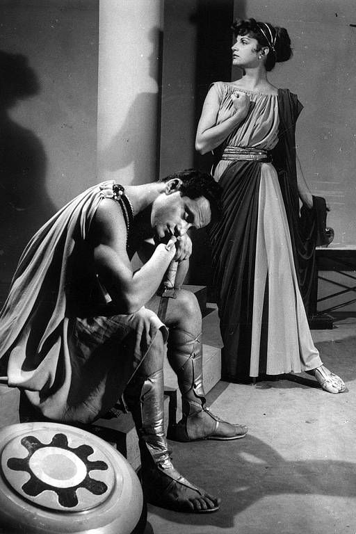 Os atores Paulo Autran e Tônia Carrero na peça "Um Deus Dormiu Lá em Casa", de 1958