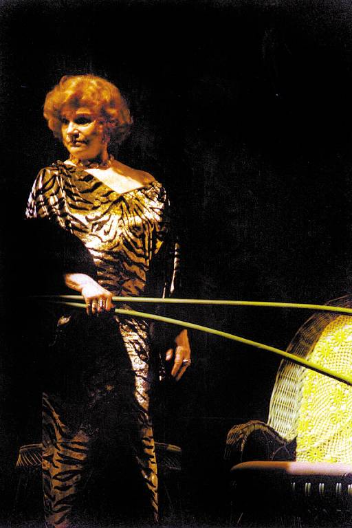 A atriz Tônia Carrero na peça "A Visita da Velha Senhora", de 2002