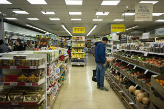 A supermarket in Buenos Aires, Argentina, a country has struggled with rapidly rising prices for much of the past 50 years, July 19, 2022. (Sebastián López Brach/The New York Times)