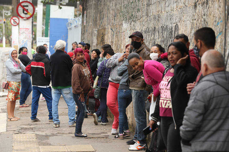 Famílias enfrentam fila no primeiro dia de pagamento do Auxílio Brasil de R$ 600