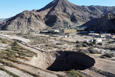 A sinkhole that was exposed last week has doubled in size, at a mining zone close to Tierra Amarilla town, in Copiapo, Chile, August 7, 2022. REUTERS/Johan Godoy NO RESALES. NO ARCHIVES.     TPX IMAGES OF THE DAY ORG XMIT: GGG106