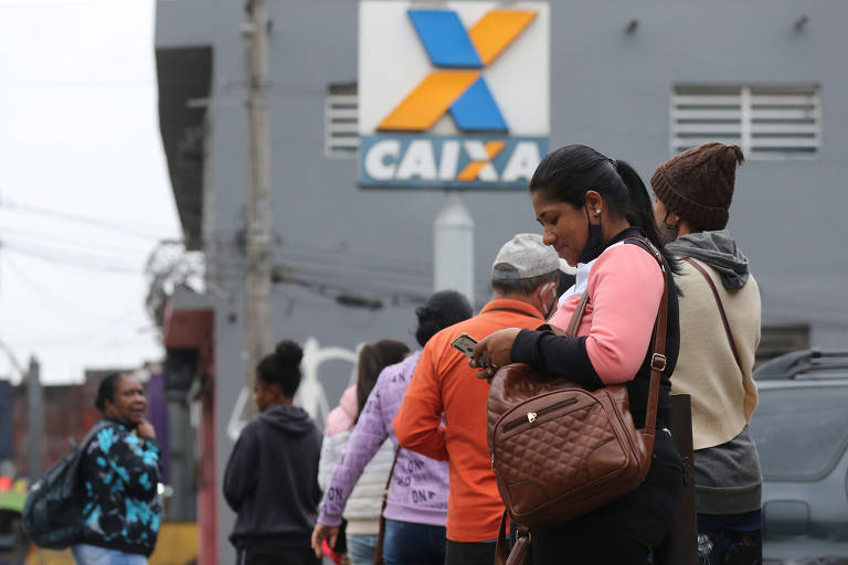 Famílias enfrentam filas em dia de pagamento do Auxílio Brasil