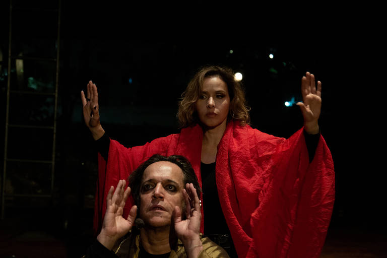 A atriz Leona Cavalli e o ator Ricardo Bittencourt nos ensaios de Fausto