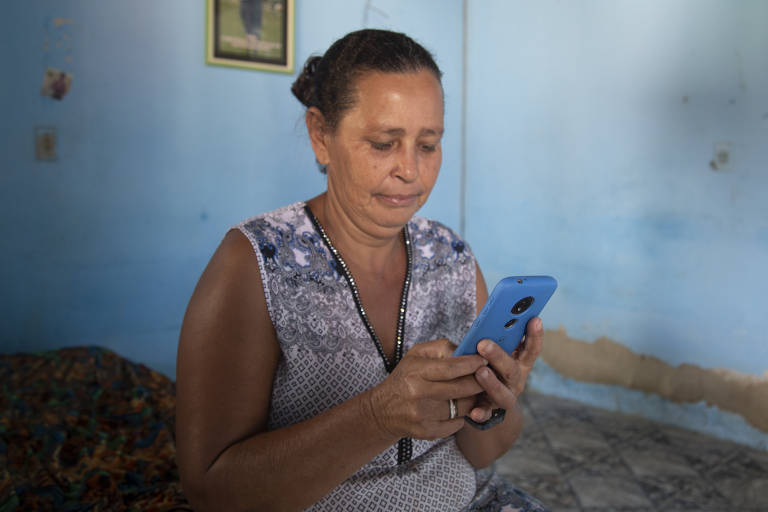 Conheça a história de Marisvalda, catadora que encontrou seu 1º celular no lixão