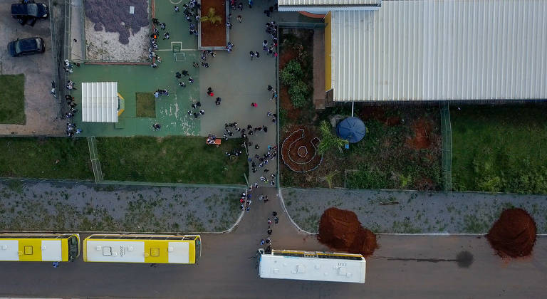 Imagem aéreas da escola Centro de Ensino Fundamental Queima Lençol, na zona rural do Distrito Federal 