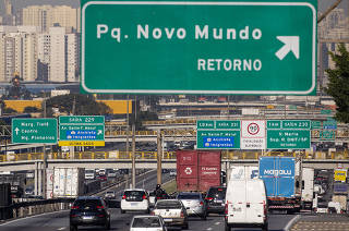 ***Especial Privatizacoes***  Movimento de veiculos e caminhoes as 08h50 da manha  na Via Dutra na chegada em Sao Paulo,  altura de Guarulhos