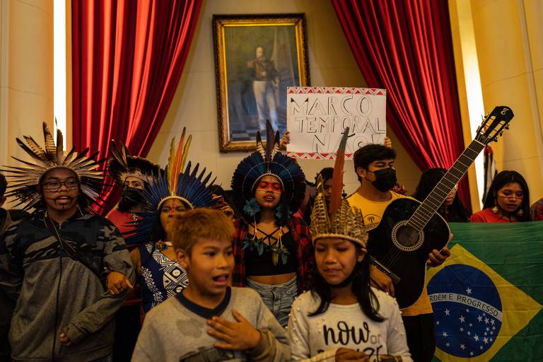 Indígenas cantam e celebram em salão nobre de faculdade paulista
