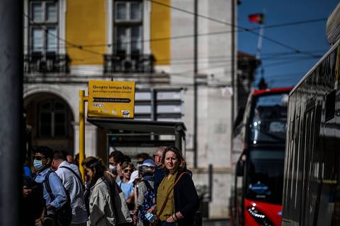 People wait for the tram at Comercio square in downtown Lisbon on April 29, 2022. - Portugal's GDP grew by 2.6% in the first quarter of 2022, compared to an increase of 1.7% in the last quarter of 2021, according to a first estimate published on April 29 by the National Institute of Statistics (Ine). (Photo by PATRICIA DE MELO MOREIRA / AFP)