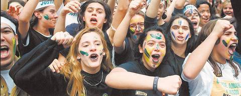 ORG XMIT: 574001_0.tif >>
 
Folha 80 Anos - Impeachment do presidente Fernando Collor: jovens com os rostos pintados de verde e amarelo, que ficaram conhecidos como caras-pintadas, durante manifestação pelo impeachment de Collor em 1992. (São Paulo, SP, 18.09.1992. Foto de Eder Chiodetto / Folhapress)
