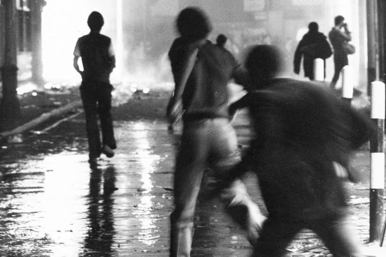 Cena em preto e branco da série documental 'Uprising', de Steve McQueen e James Rogan, sobre a luta da população negra britânica por justiça

