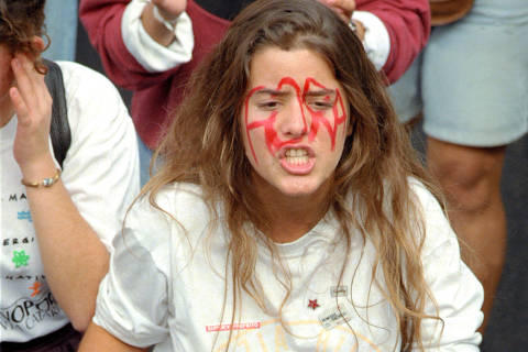 SÃO PAULO, SP, BRASIL, 23-09-1992: A estudante cara-pintada Cecília Lotufo, que faz o 3º colegial no colégio Oswald de Andrade, em passeata pelo impeachment de Collor, em São Paulo. Ela escreveu 