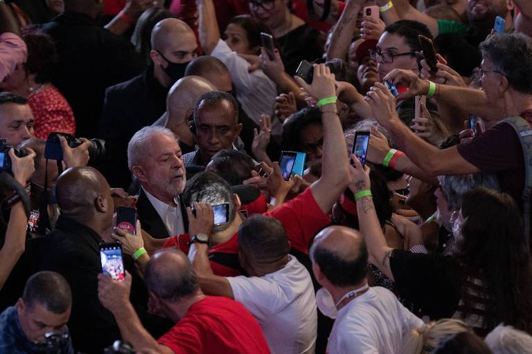 O ex-presidente Lula (PT) cercado de apoiadores com celulares durante evento em Juiz de Fora (MG)