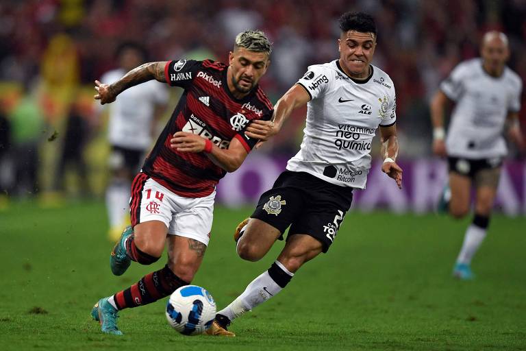 Arrascaeta disputa a bola com o Roni durante partida entre Flamengo e Corinthians
