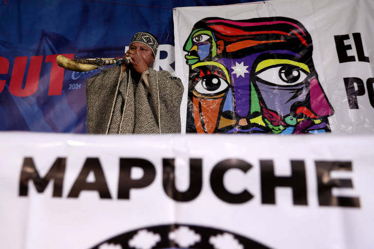 Em Santiago (Chile), ativista mapuche sopra instrumento musical no Dia Internacional dos Povos Indígenas