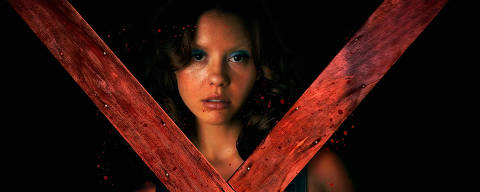 Mia Goth em cartaz do filme 'X - A Marca da Morte', dirigido por Ti West