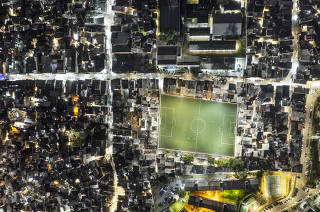 ***Especial 30 anos de Privatizacoes*** Energia Eletrica: vista da favela de Paraisopolis (zona sul de SP) no inicio da noite