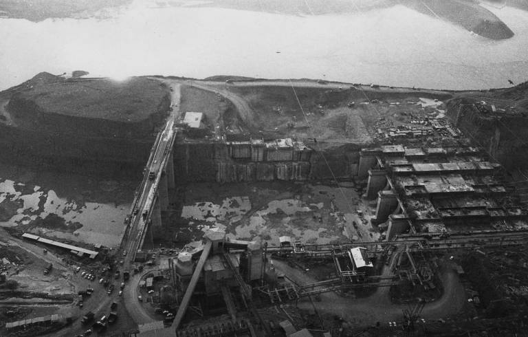Vista aérea da construção da Usina Hidrelétrica de Itaipu em outubro de 1978