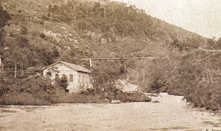 Vista da usina de Marmelos localizada em Juiz de Fora (MG), em 1903.  e tombada pelo tombado pelo Patrimônio Histórico, Artístico e Cultural de Juiz de Fora, .Crédito  Divulgação IEPHA