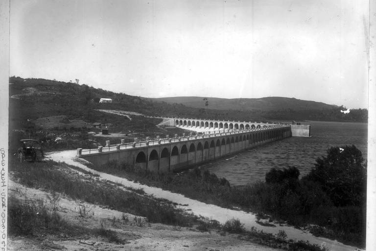 Vista parcial da barragem da usina já inagurada, destacando o reservatório principal, em 1916