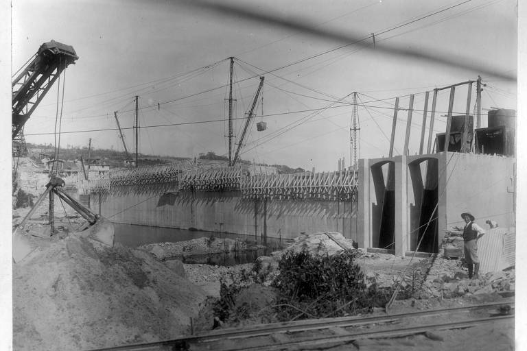 Vista da construção da barragem principal da usina de Itupararanga em 1913, construída pela São Paulo Electric Company, que era associada da Light