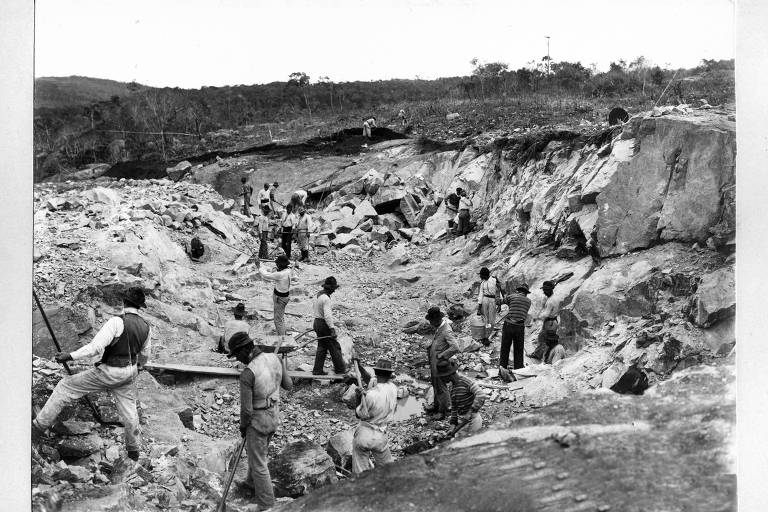 Início das obras da Usina de Itupararanga, em 1911, com a escavação de rochas do futuro canal, localizada na cidade de São Paulo (SP)