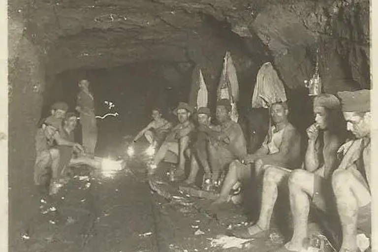 A primeira usina termelétrica do país, localizada em Arroio dos Ratos, no Rio Grande do Sul, em 1935. Na foto, mineiros esperam, no subsolo, a troca de turno