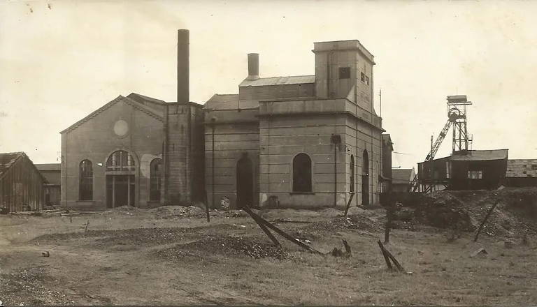 Vista geral do Poço 1 e da usina termelétrica