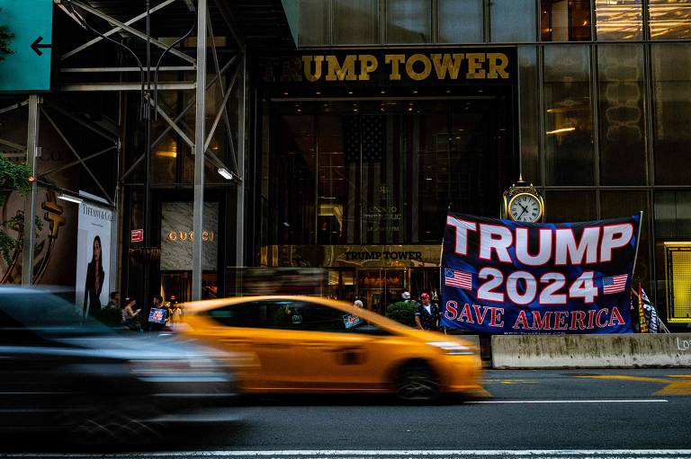 Adulteração de eleição na Geórgia:
Um júri popular foi convocado em maio no estado da Geórgia para avaliar os esforços coordenados por Trump para influenciar o resultado das eleições locais. O cerne da investigação é uma ligação feita pelo ex-presidente ao então secretário de Estado da Geórgia, Brad Raffensperger, em 2 de janeiro de 2021