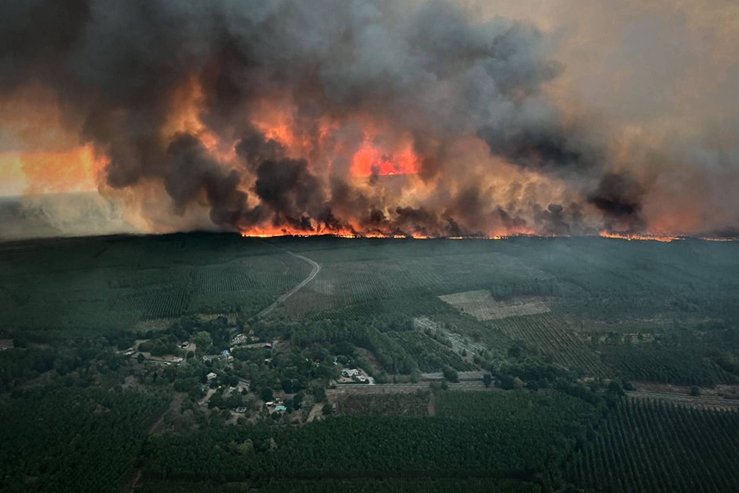 Поджоги во франции. Пожары в Европе. Пожар леса. Пожары в Испании. Крупнейшие пожары.