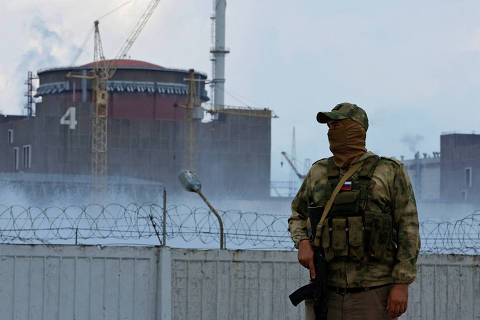 FILE PHOTO: A serviceman with a Russian flag on his uniform stands guard near the Zaporizhzhia Nuclear Power Plant in the course of Ukraine-Russia conflict outside the Russian-controlled city of Enerhodar in the Zaporizhzhia region, Ukraine August 4, 2022. REUTERS/Alexander Ermochenko/File Photo ORG XMIT: FW1