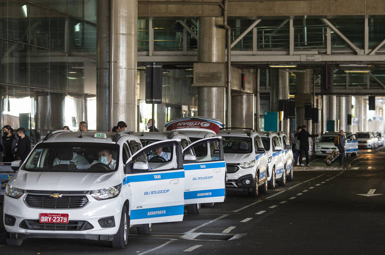 Táxis aguardam clientes na área de desembarque do novo Terminal 3 no Aeroporto de Cumbica