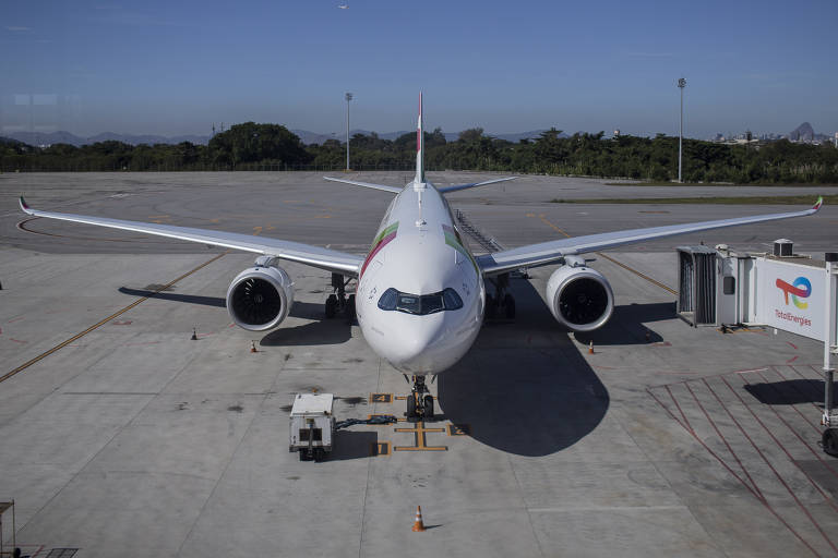 Avião parado em área do aeroporto do Galeão, na zona norte do Rio de Janeiro
