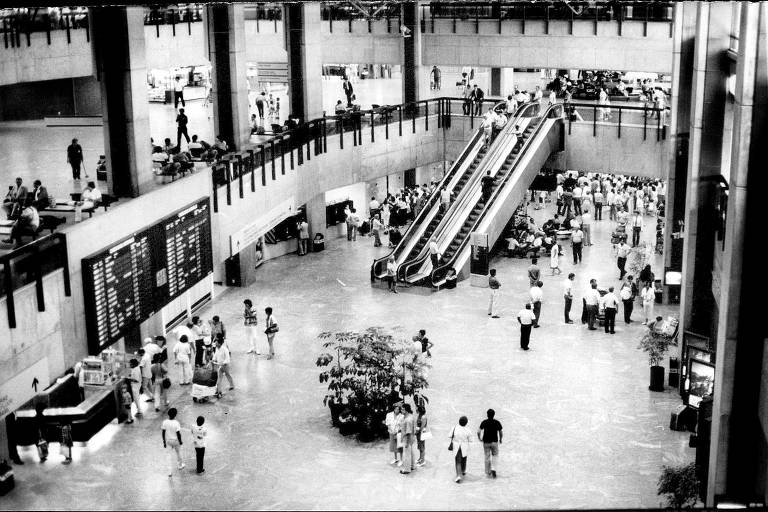 Saguão do Aeroporto Internacional de Guarulhos na época da sua inauguração， em 1985