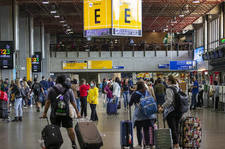***Especial  30 anos de Privatizacoes.: Movimento de passageiros no saguao de embarque do  Terminal 2 do Aeroporto Internacional de Cumbica