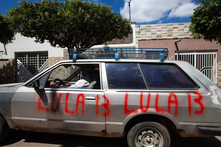 Carro com nome do ex-presidente Lula e o número do PT nas urnas pintado em Sertânia, no estado de Pernambuco 