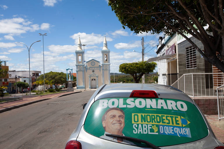 Carro com adesivo de Bolsonaro no centro de Sertânia, com a Paróquia Nossa Senhora da Conceição ao fundo