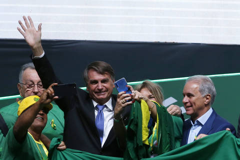 Bolsonaro reforça agenda conservadora e usa plano de governo para defender mandato