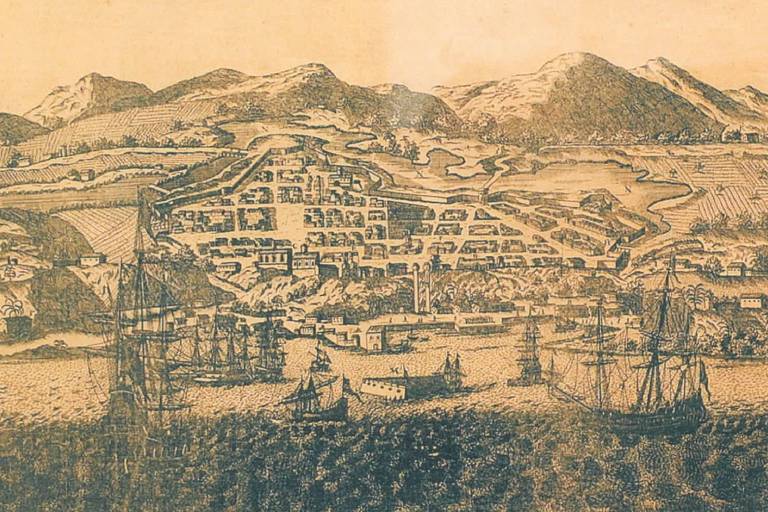 a gravura mostra como era a cidade de Salvador no século 18, com o mar, suas casas e, ao fundo, as serras no horizonte