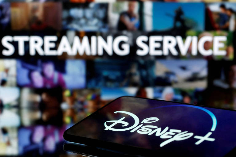 Logo da Disney+ em tela de smartphone 