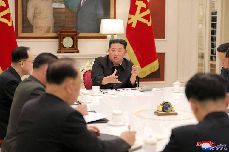 Ditador da Coreia do Norte, Kim Jong Un, preside reunião sobre a pandemia de Coid-19, em Pyongyang