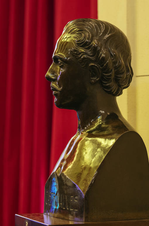 Busto de Castro Alves decora salão Nobre da Faculdade de Direito da USP,  no Largo São Francisco