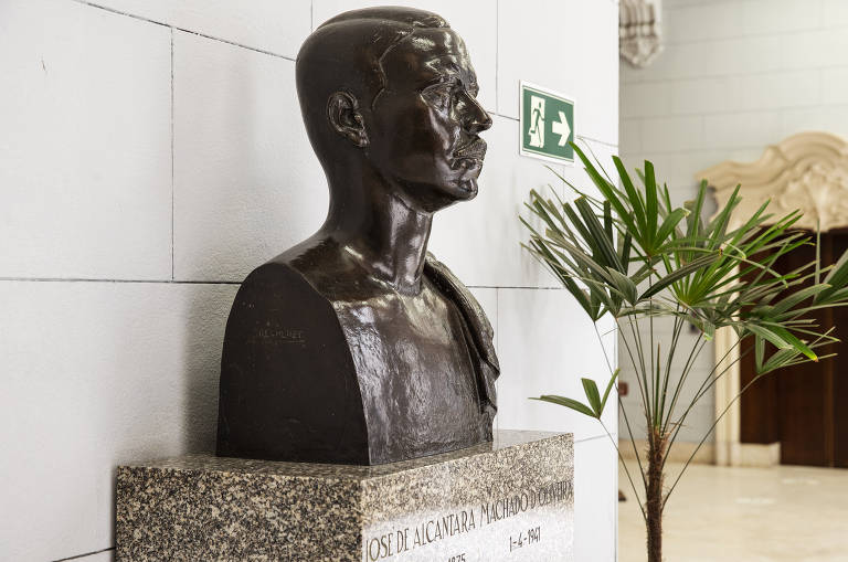 Busto de José de Alcântara Machado, feito pelo artista Victor Brecheret, decora primeiro andar da Faculdade de Direito da USP,  no Largo São Francisco