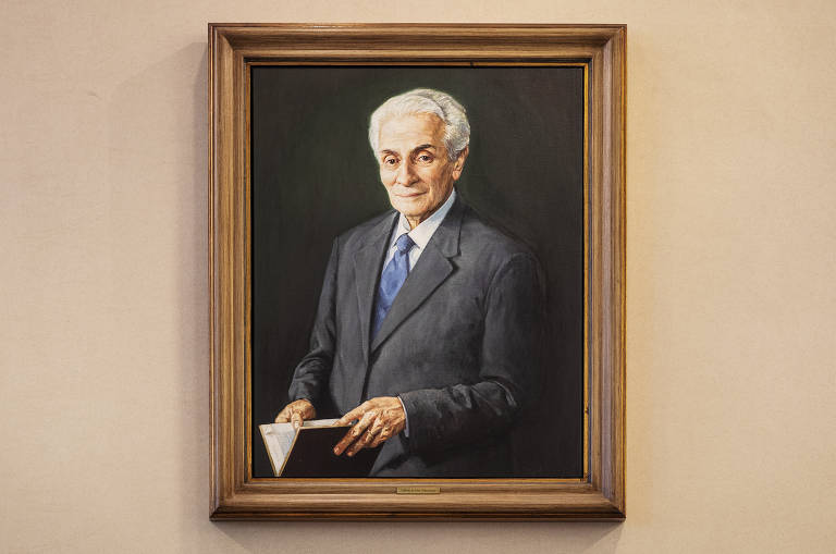 Quadro com retrato de Goffredo da Silva Talles decora parede de auditório com mesmo nome na Faculdade de Direito da USP, no Largo São Francisco