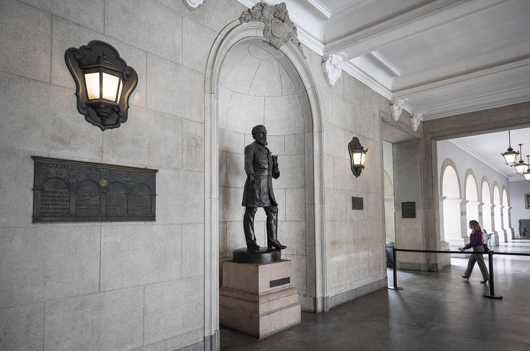 Escultura de José Bonifácio decora entrada da Faculdade de Direito da USP, no Largo São Francisco