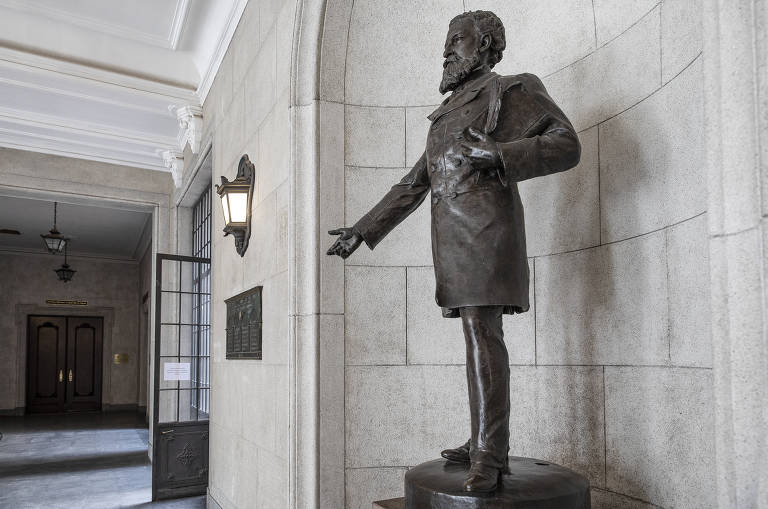 Escultura de José Bonifácio decora entrada da Faculdade de Direito da USP, no Largo São Francisco
