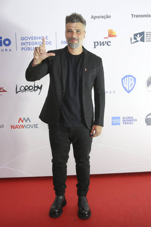 Bruno Gagliasso faz 'L' de Lula no Prêmio do Cinema Brasileiro 2022